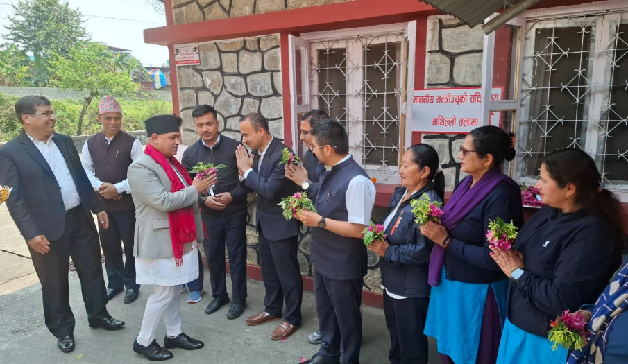 मिति २०८३/०१/०२ मा माननीय मन्त्रीज्यूलाई मन्त्रालयमा स्वागत गर्दै मन्त्रालयका कर्मचारीहरू